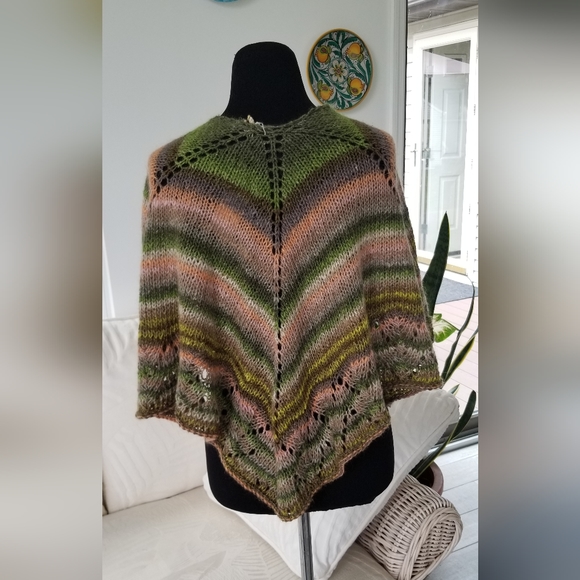 Hand knitted triangular wool blend shawl. - Picture 3 of 6